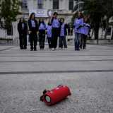 Oggi sono in otto e sono alle prese con la coreografia di �Chk Chk Boom� degli Stray Kids. Li vediamo quindi prendere posizione e partire seguendo la musica proveniente da una cassa posizionata sul pavimento...